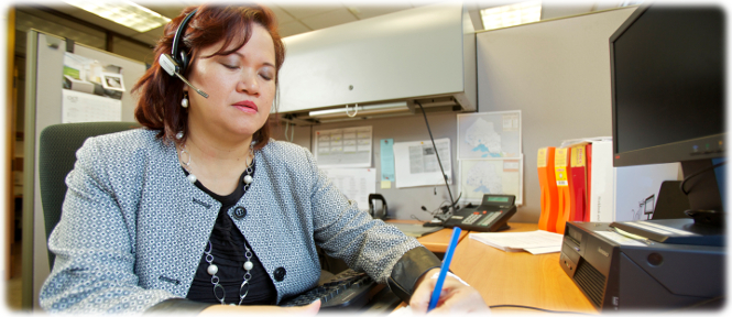 An appeal resolution officer talks to someone on the phone about their file.